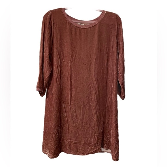 ivy jane Dresses & Skirts - Ivy Jane crushed velvet dress in Dusty Rose. 3/4 length gathered sleeves. KK